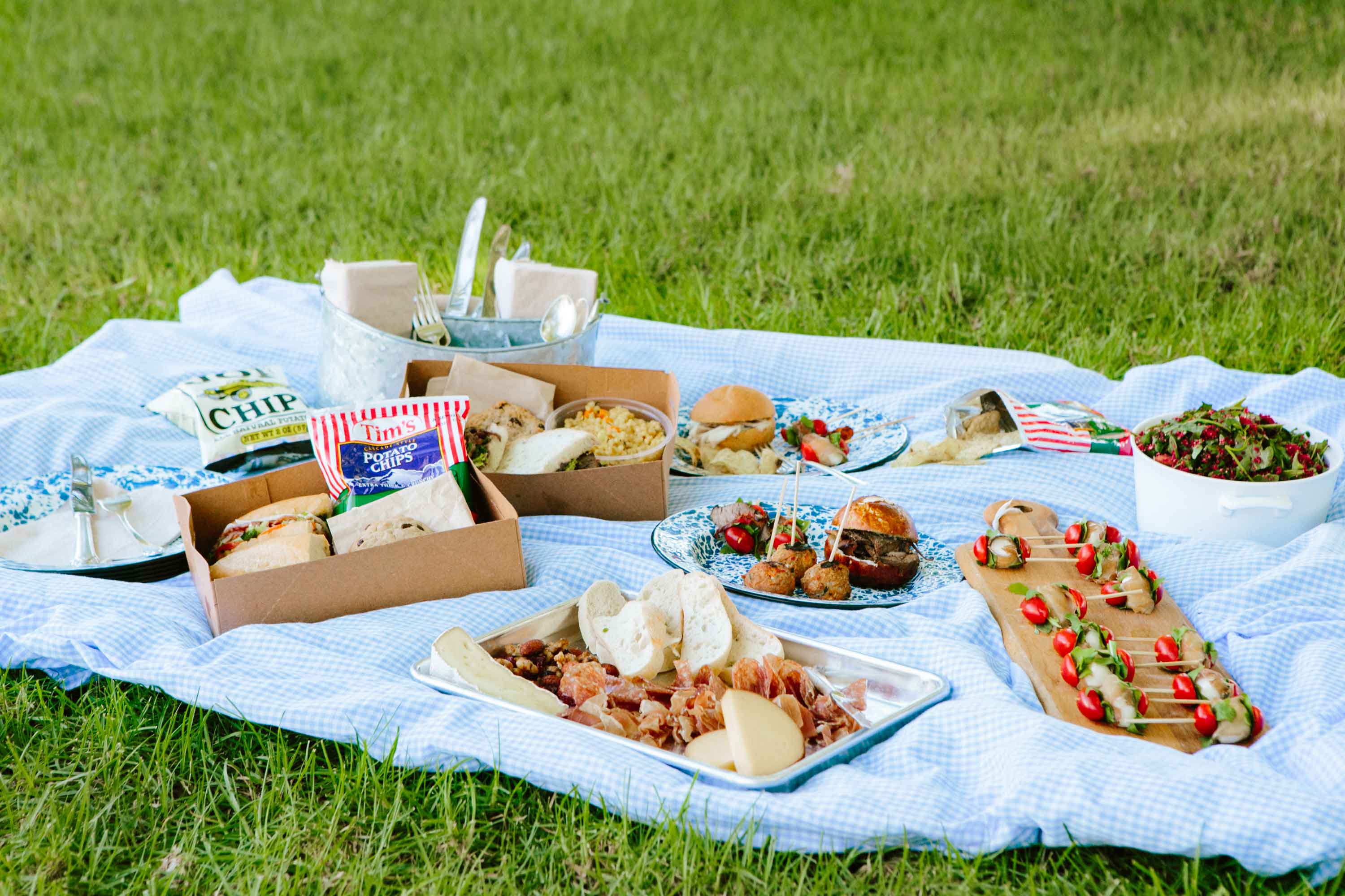 Пикник 320. Пикник на природе. Стол с едой на природе. Продукты на пикник. Летний пикник на природе.